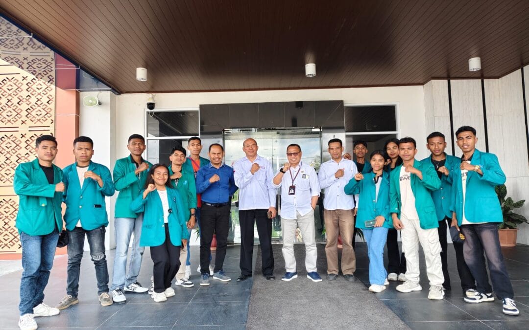 Rektor Unimor Lepas 13 Mahasiswa KKN Tematik GENTASKIN 2025